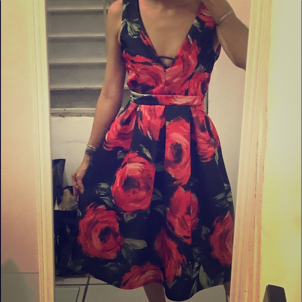 Beautiful red roses 🌹 print dress 👗.